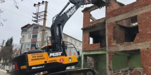 Keşan Belediyesi 305 metruk binayı yıktı