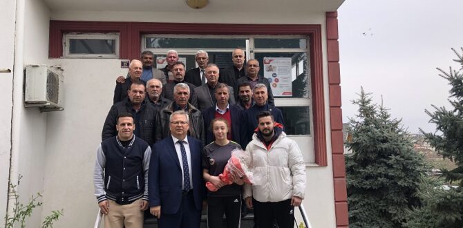 Türkiye U17 Yıldız Kadınlar Güreş Şampiyonu Eylem Engin, Süloğlu Belediye Başkanı Mehmet Ormankıran’ı makamında ziyaret etti