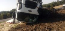 Keşan-Enez karayolunda kamyon devrildi bir kişi yaralandı