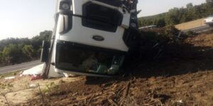 Keşan-Enez karayolunda kamyon devrildi bir kişi yaralandı