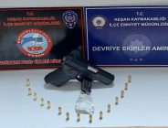 Polis, iki kişi üzerinde silah buldu