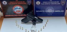Polis, iki kişi üzerinde silah buldu