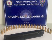 Ehliyetsiz motorsiklet sürücüsünün üzerinde 20 mermi çıktı