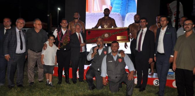 Kel Aliço Pehlivan Güreşlerinde Başpehlivan Yıldıray Pala