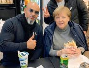 Angele Merkel Türk dönercisinde…Korumasız ve yalnız….