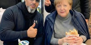 Angele Merkel Türk dönercisinde…Korumasız ve yalnız….