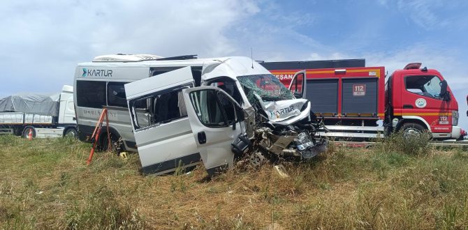Keşan – Gelibolu Karayolu Bahçeköy – İzzetiye arasında Kaza: 14 yaralı..