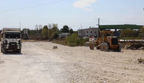 100. YIL MAHALLESİ’NDE YENİ BAĞLANTI YOLU ÇALIŞMALARI SÜRÜYOR